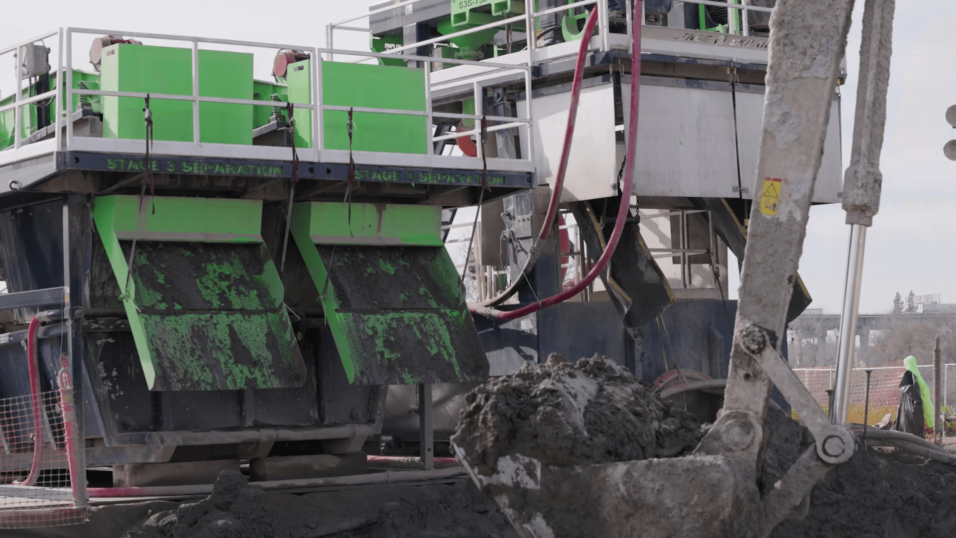 Shaker discharging separated coarse solids at an active project site